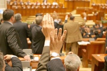 Parlamentarii ACL vor vota încuviinţarea arestării pentru Hrebenciuc şi Adam